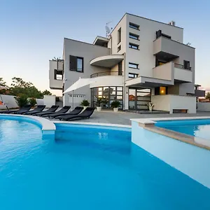 Apartman Menalo, Zaton